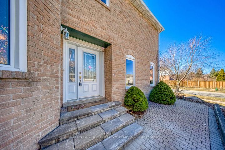Photo 3 at 7205 Danton Promenade, Meadowvale, Mississauga