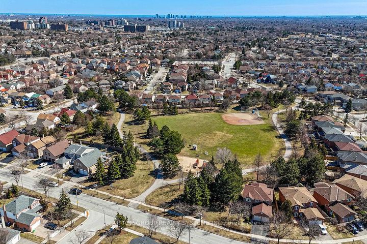 Photo 44 at 7205 Danton Promenade, Meadowvale, Mississauga