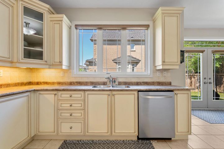 Photo 10 at 9 Black Bear Trail, Bram West, Brampton