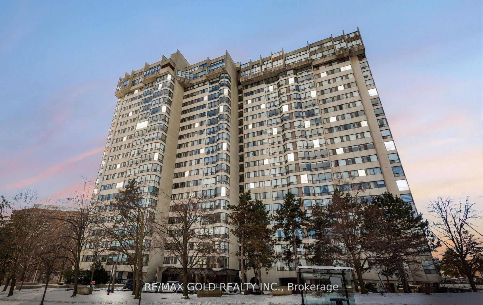 204 - 200 Robert Speck Parkway, City Centre, Mississauga by Loree Meneguzzi Real Estate 204 - 200 Robert Speck Parkway, City Centre, Mississauga