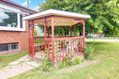 Photo 4 at 40 Lombardy Crescent, Kennedy Park, Toronto