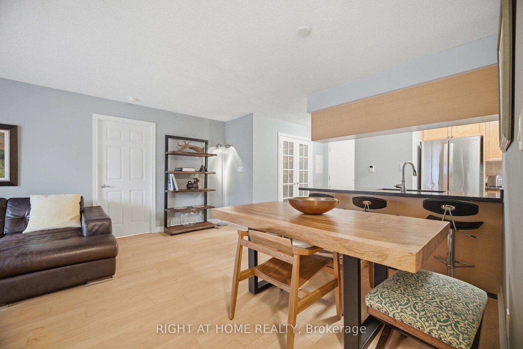 1418 - 3880 Duke Of York Boulevard, City Centre, Mississauga by Loree Meneguzzi Real Estate 1418 - 3880 Duke Of York Boulevard, City Centre, Mississauga