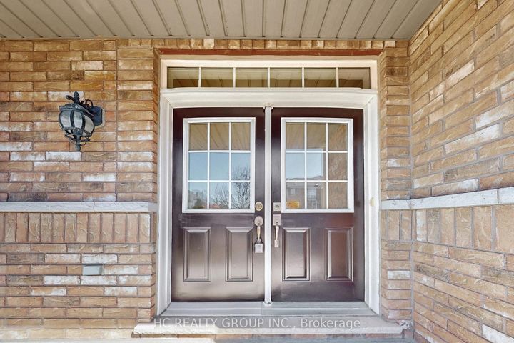 Photo 2 at 206 Wolf Creek Crescent, Patterson, Vaughan