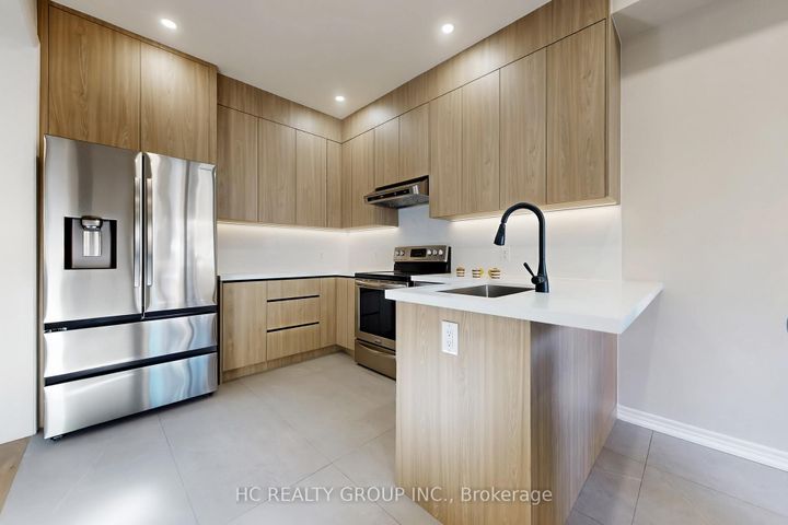 Photo 6 at 206 Wolf Creek Crescent, Patterson, Vaughan