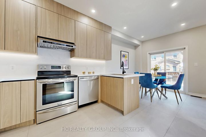 Photo 7 at 206 Wolf Creek Crescent, Patterson, Vaughan