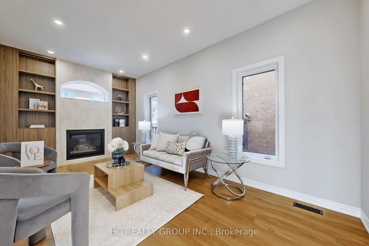 Photo 9 at 206 Wolf Creek Crescent, Patterson, Vaughan