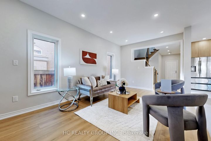 Photo 11 at 206 Wolf Creek Crescent, Patterson, Vaughan