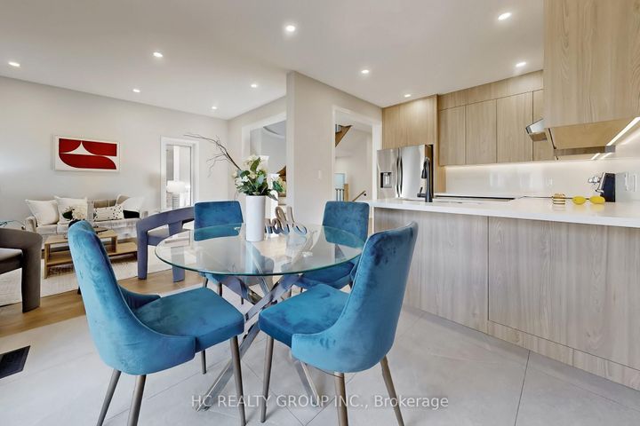 Photo 13 at 206 Wolf Creek Crescent, Patterson, Vaughan