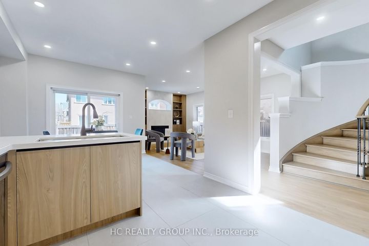 Photo 15 at 206 Wolf Creek Crescent, Patterson, Vaughan