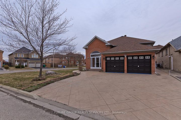 Photo 1 at 2 Willow Heights Court N, Wellington, Brampton