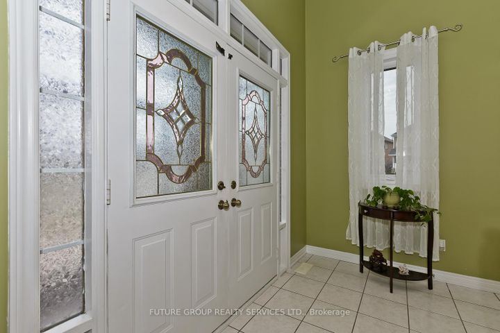 Photo 4 at 2 Willow Heights Court N, Wellington, Brampton