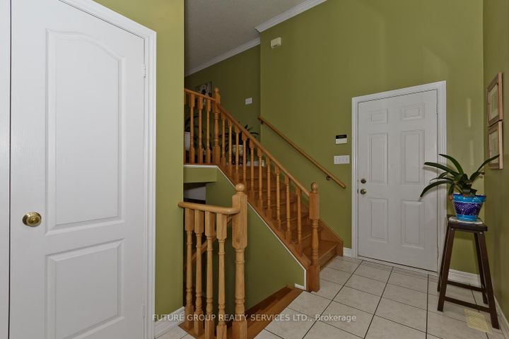 Photo 5 at 2 Willow Heights Court N, Wellington, Brampton