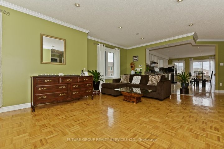 Photo 7 at 2 Willow Heights Court N, Wellington, Brampton