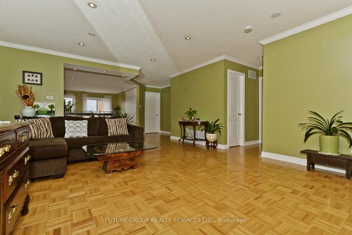 Photo 8 at 2 Willow Heights Court N, Wellington, Brampton