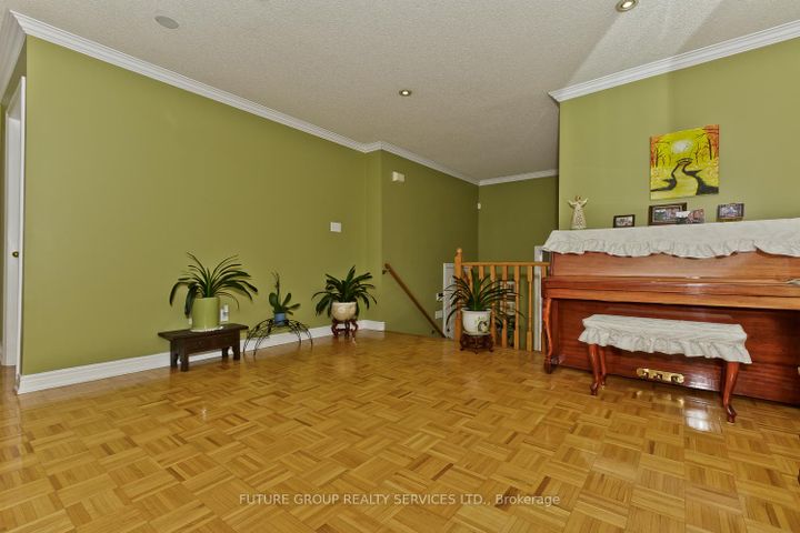 Photo 9 at 2 Willow Heights Court N, Wellington, Brampton