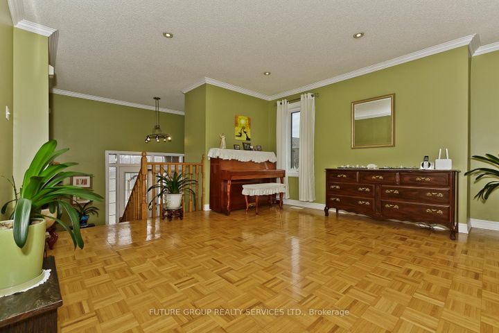 Photo 10 at 2 Willow Heights Court N, Wellington, Brampton