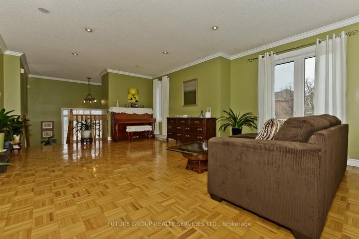 Photo 11 at 2 Willow Heights Court N, Wellington, Brampton