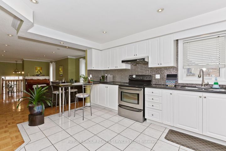 Photo 14 at 2 Willow Heights Court N, Wellington, Brampton