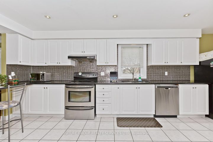 Photo 15 at 2 Willow Heights Court N, Wellington, Brampton