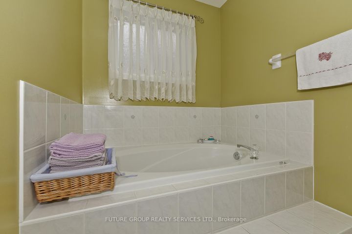 Photo 22 at 2 Willow Heights Court N, Wellington, Brampton