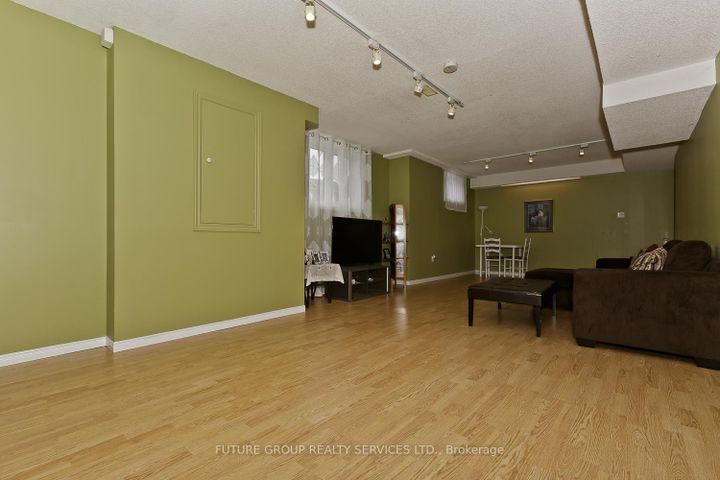 Photo 29 at 2 Willow Heights Court N, Wellington, Brampton