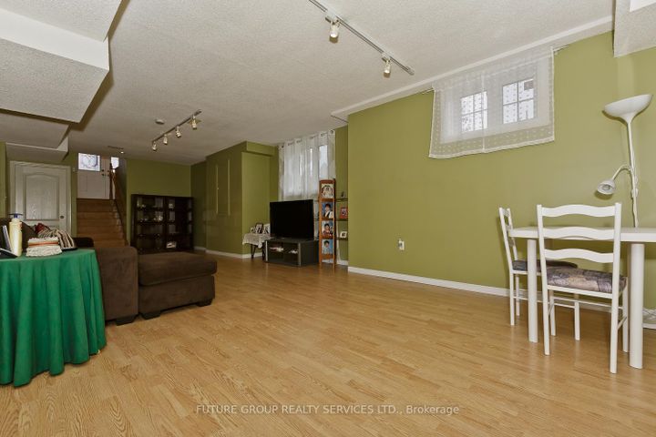 Photo 31 at 2 Willow Heights Court N, Wellington, Brampton