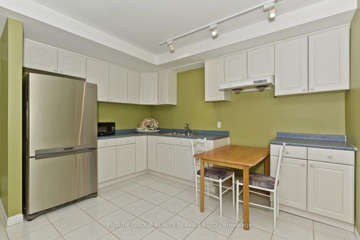 Photo 33 at 2 Willow Heights Court N, Wellington, Brampton