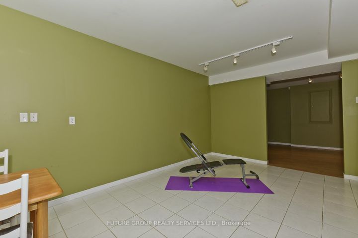 Photo 35 at 2 Willow Heights Court N, Wellington, Brampton