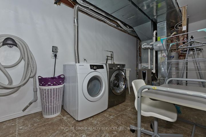 Photo 36 at 2 Willow Heights Court N, Wellington, Brampton