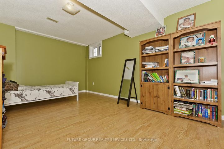 Photo 38 at 2 Willow Heights Court N, Wellington, Brampton