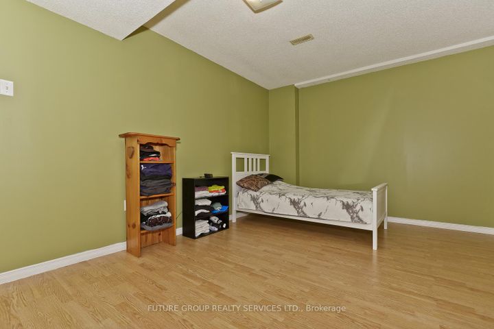 Photo 39 at 2 Willow Heights Court N, Wellington, Brampton