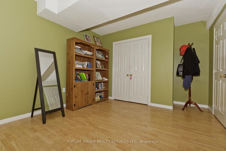 Photo 41 at 2 Willow Heights Court N, Wellington, Brampton