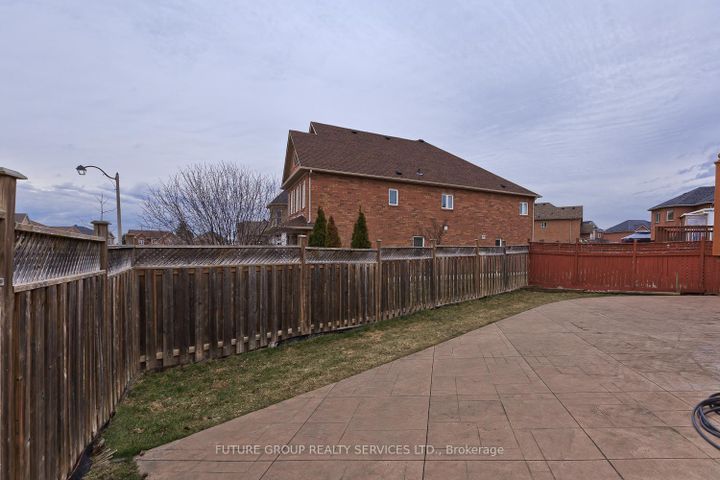 Photo 45 at 2 Willow Heights Court N, Wellington, Brampton