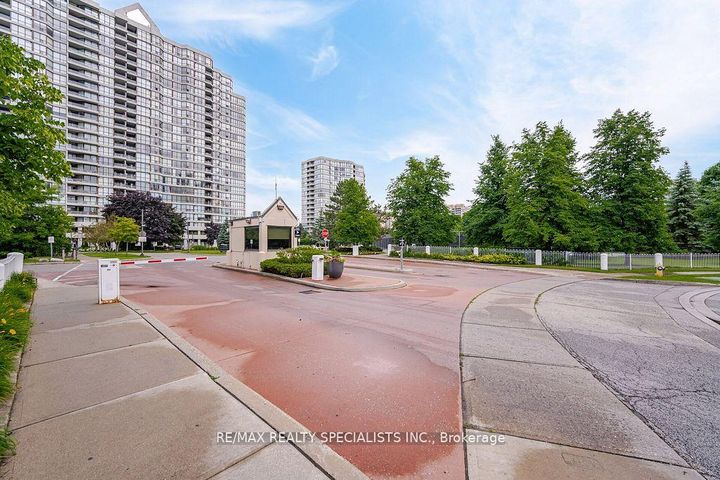 Photo 2 at 805 - 5 Rowntree Road N, Jamestown, Toronto