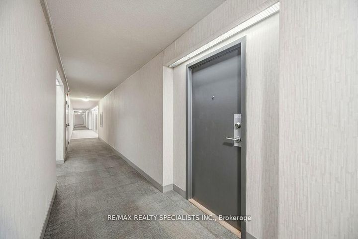 Photo 7 at 805 - 5 Rowntree Road N, Jamestown, Toronto