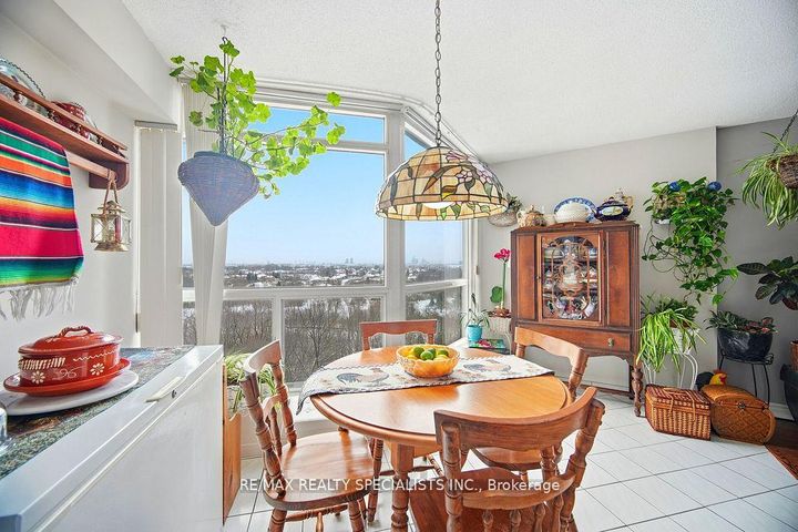 Photo 15 at 805 - 5 Rowntree Road N, Jamestown, Toronto