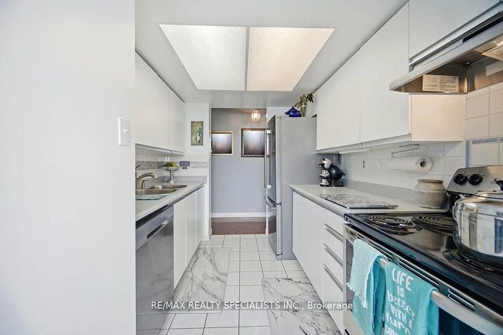 Photo 18 at 805 - 5 Rowntree Road N, Jamestown, Toronto