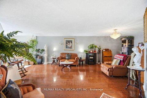 Photo 12 at 805 - 5 Rowntree Road N, Jamestown, Toronto