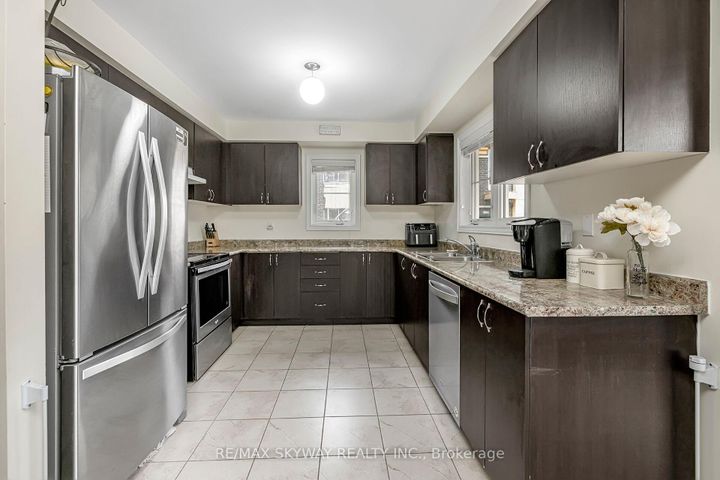 Photo 3 at 10 - 200 Veterans Drive, Northwest Brampton, Brampton