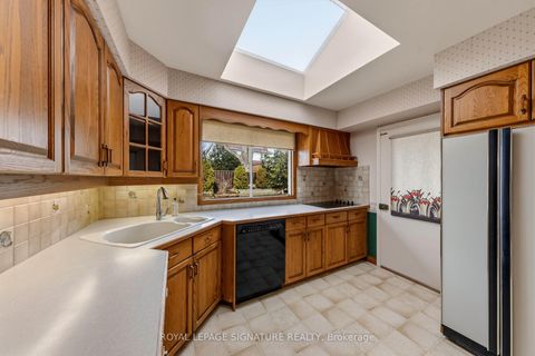 Photo 13 at 20 Inverary Crescent, Sullivan, Toronto