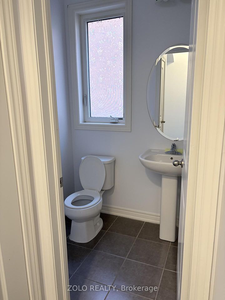 Photo 4 at 17 Kempsford Crescent, Northwest Brampton, Brampton