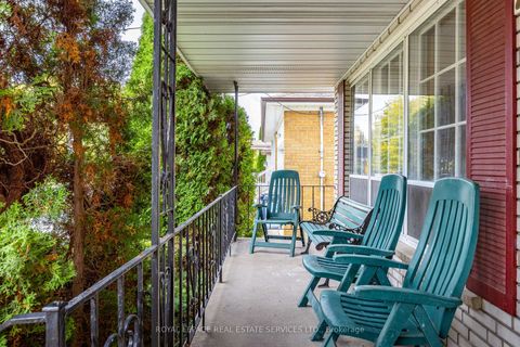 Photo 3 at 29 Doverwood Court, Newtonbrook East, Toronto