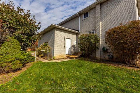 Photo 31 at 29 Doverwood Court, Newtonbrook East, Toronto