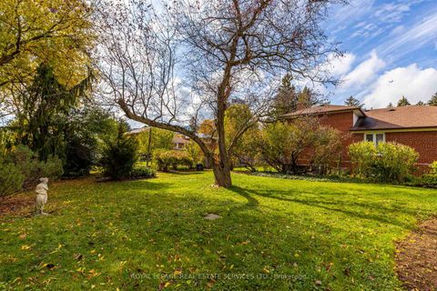 Photo 33 at 29 Doverwood Court, Newtonbrook East, Toronto