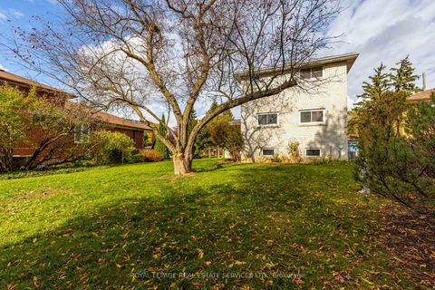 Photo 34 at 29 Doverwood Court, Newtonbrook East, Toronto