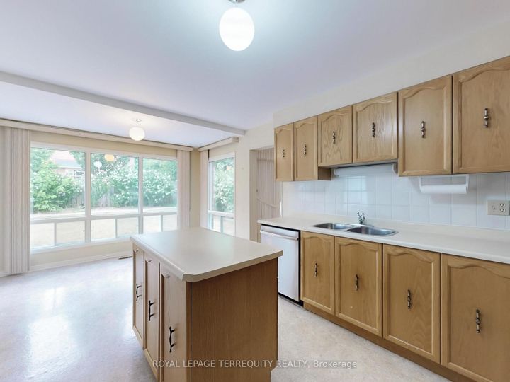 Photo 2 at 4 Mowat Court, Heart Lake East, Brampton