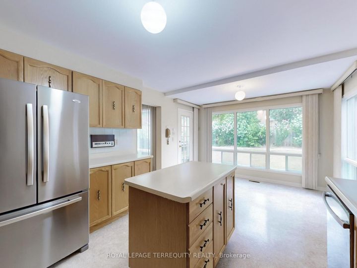 Photo 3 at 4 Mowat Court, Heart Lake East, Brampton