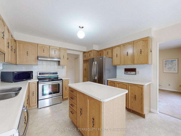 Photo 4 at 4 Mowat Court, Heart Lake East, Brampton