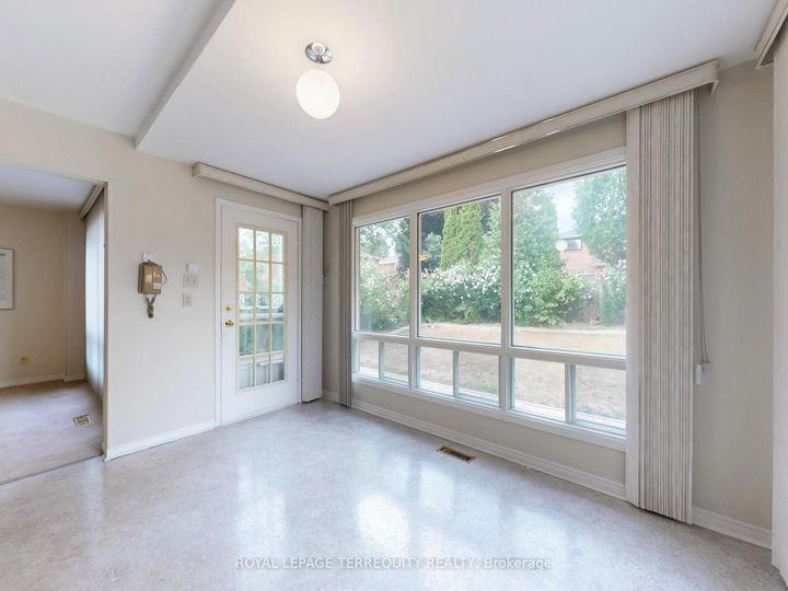 Photo 5 at 4 Mowat Court, Heart Lake East, Brampton