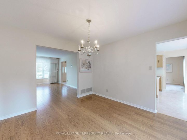 Photo 7 at 4 Mowat Court, Heart Lake East, Brampton